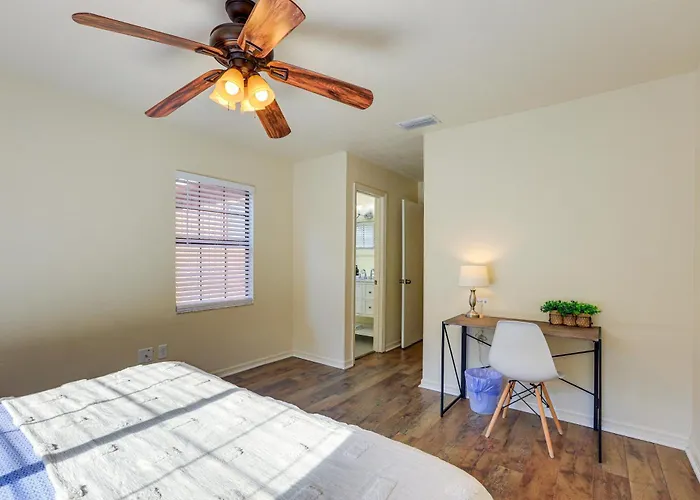 3 Mi To Uf: Townhome W/ Patio In Gainesville!