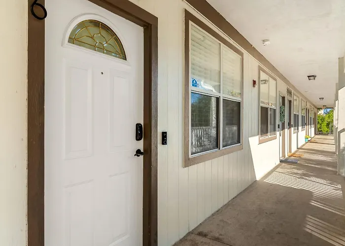 Convenient & Inviting - Fully-Equipped 2Bd Condo